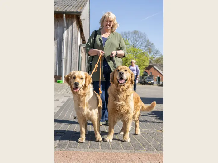 Bailey staat met haar fokster Helga van 't Olde Klooster en haar vader Bottas op de Golden Familiedag 2026.